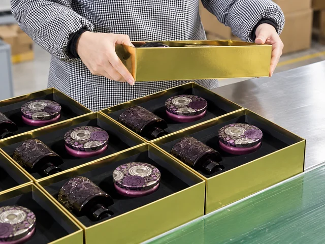 Gift Set Packing in the fragrance production workshop
